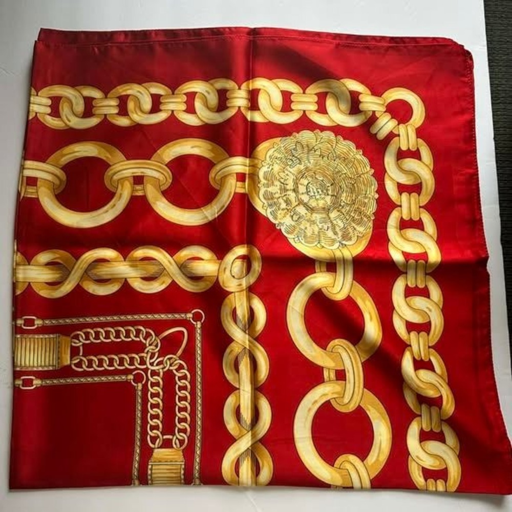 AVON Elegant Red Square Scarf Gold Chain Link Medallion Print NOS‎ Satin Finish - Picture 2 of 3